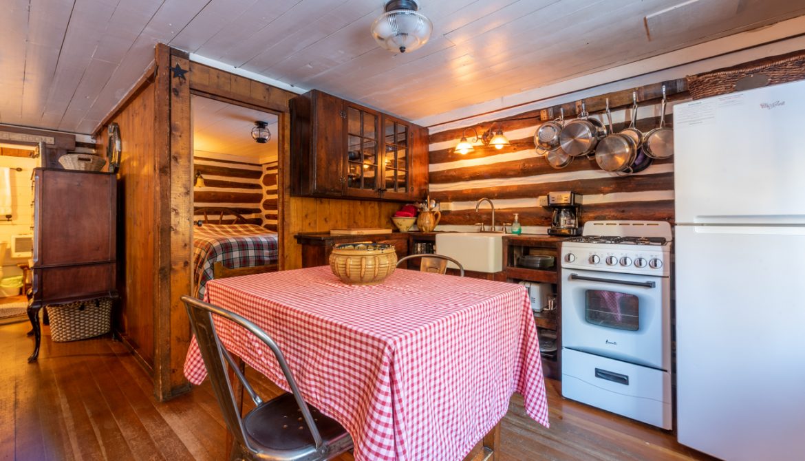Homestead - Pioneer Guest Cabins